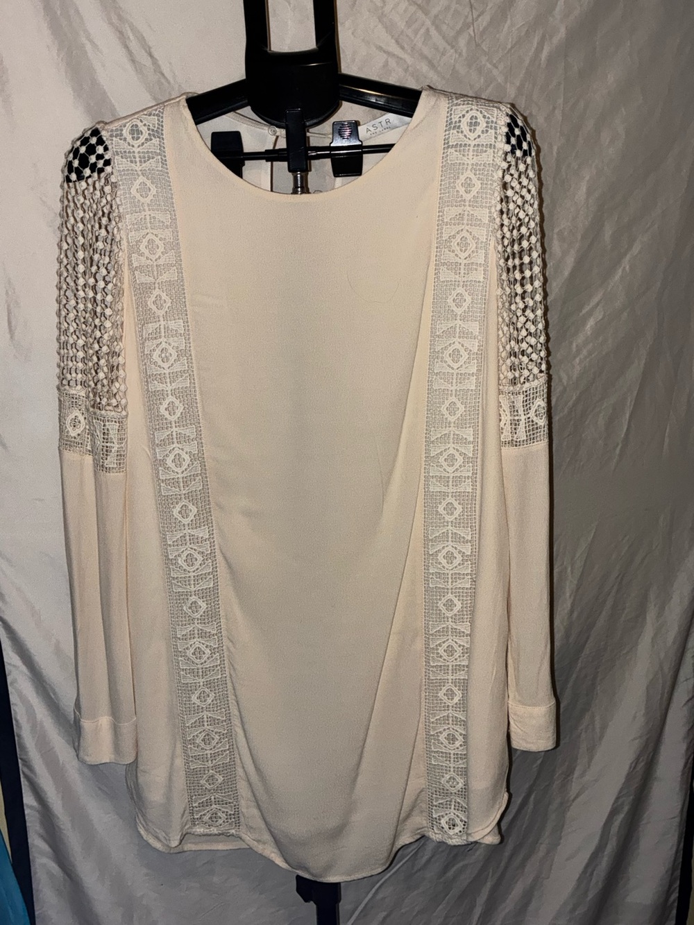 Beautiful ASTR the label Women’s Cream Crochet-Trim Long Sleeve Dress Sz small